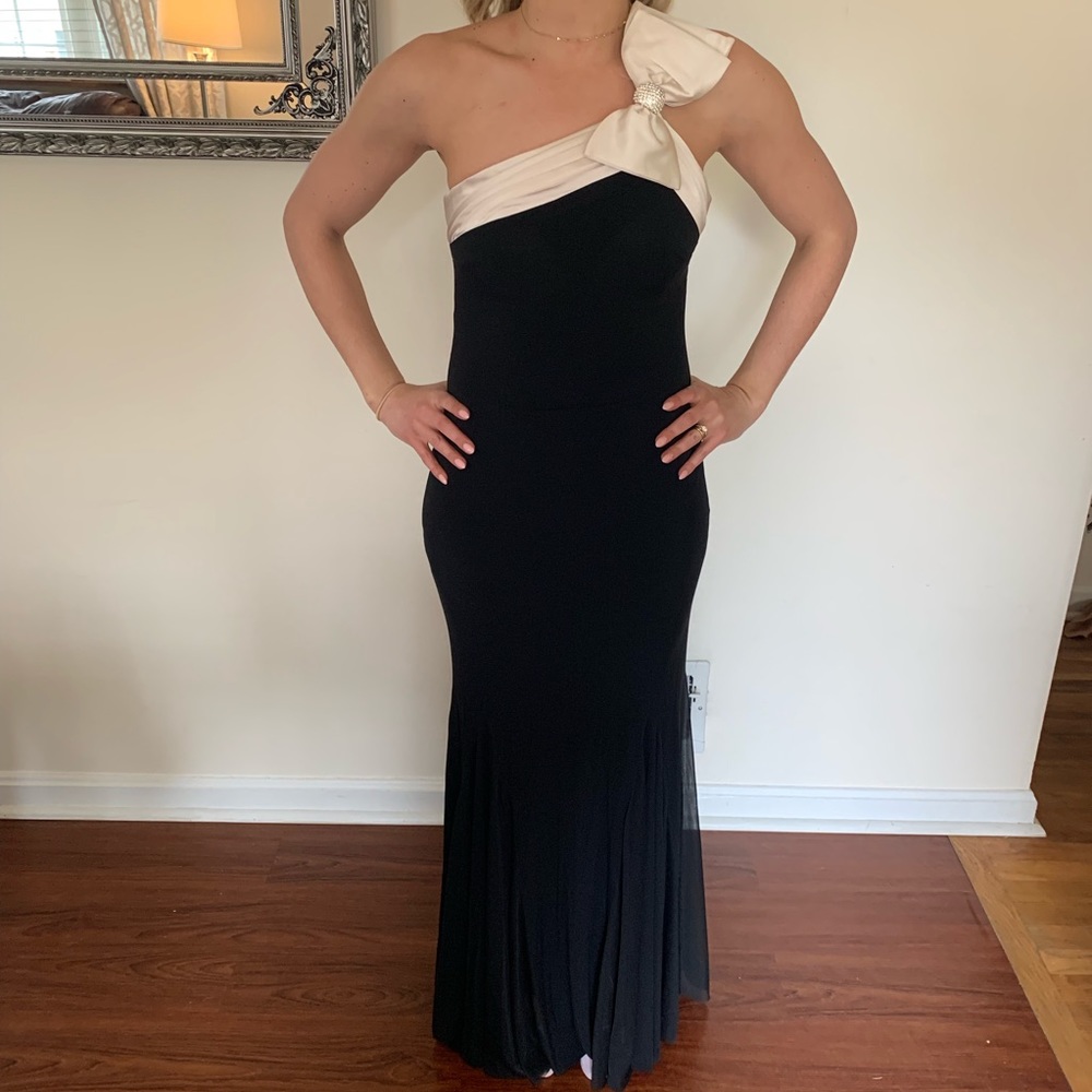 CACHÉ FORMAL GOWN